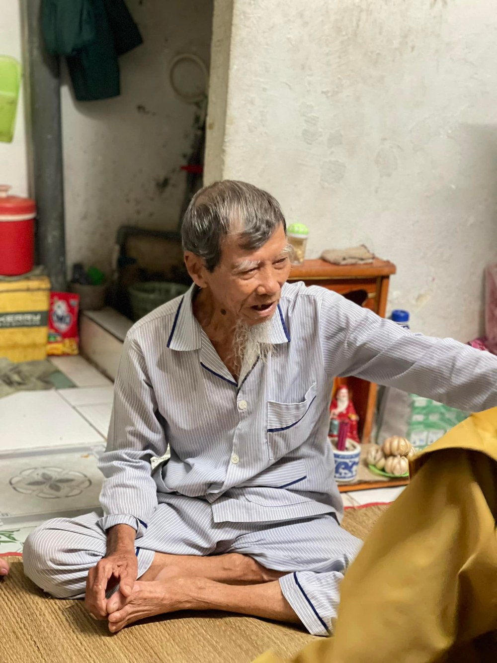 Cụ ông 80 tuổi bán móc khóa nuôi vợ con ở TP.HCM: Được ủng hộ số tiền lớn trong nửa ngày - ảnh 1