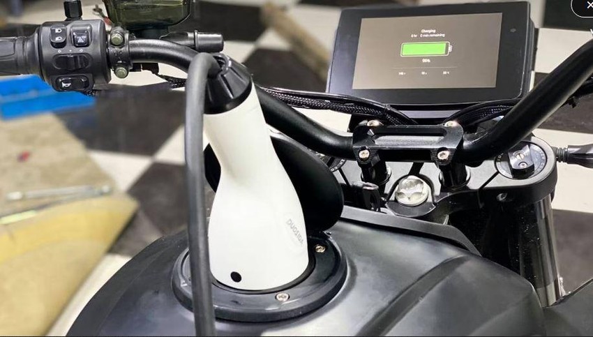 Xe máy điện được ngụy trang như một chiếc mô tô, có thể kết nối với iPhone - ảnh 5