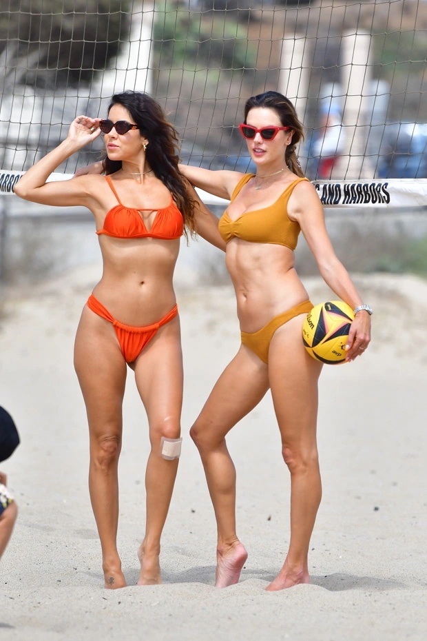 Người mẫu hai con “đốt” mắt fans khi mặc đồ bơi chơi bóng chuyền bãi biển - ảnh 1