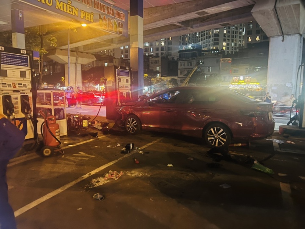 Ô tô tông liên hoàn vào cây xăng ở Hà Nội: 8 người bị thương - ảnh 3