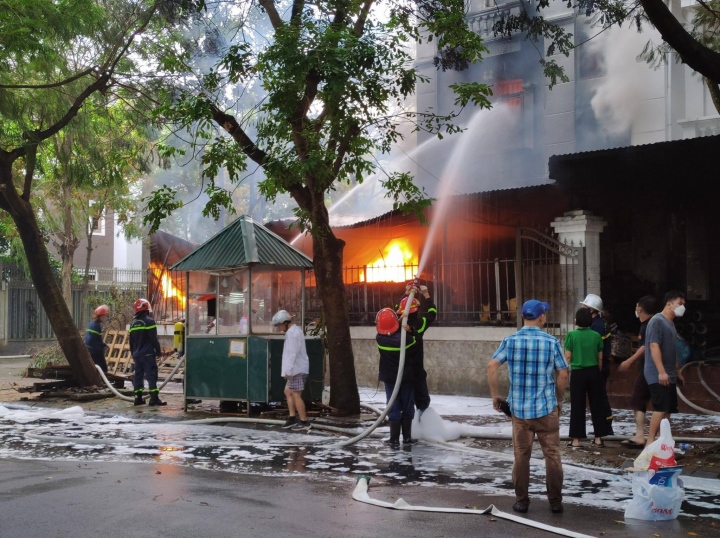 Cháy biệt thự ở Khu đô thị Pháp Vân, 1 chiến sĩ Cảnh sát PCCC bị thương - ảnh 3