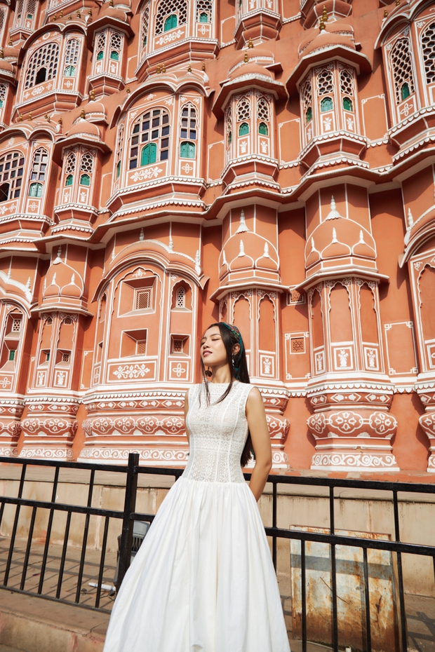 Á hậu Thủy Tiên gây ấn tượng bởi loạt váy áo thanh lịch, trang nhã tại Ấn Độ - ảnh 6
