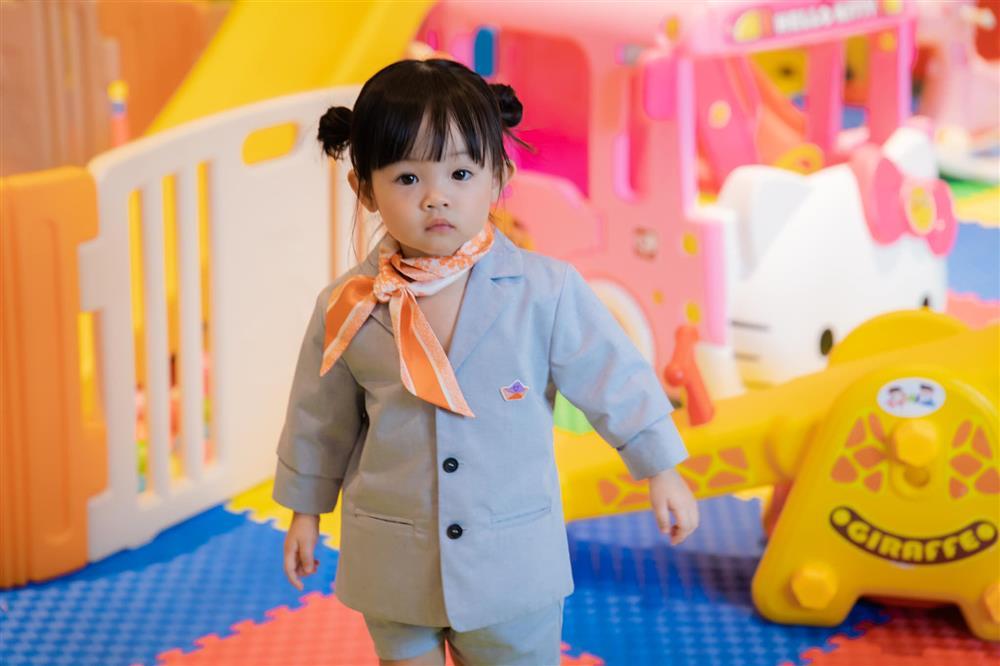 Ái nữ 2 tuổi không khác gì 'Đàm Thu Trang bản nhí' khi mặc vest - ảnh 4