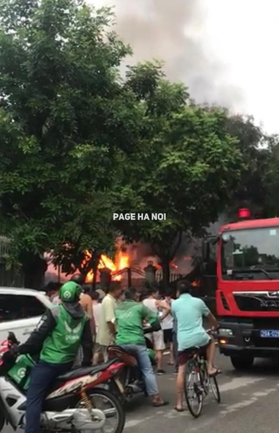 Cháy biệt thự ở Khu đô thị Pháp Vân, 1 chiến sĩ Cảnh sát PCCC bị thương - ảnh 1