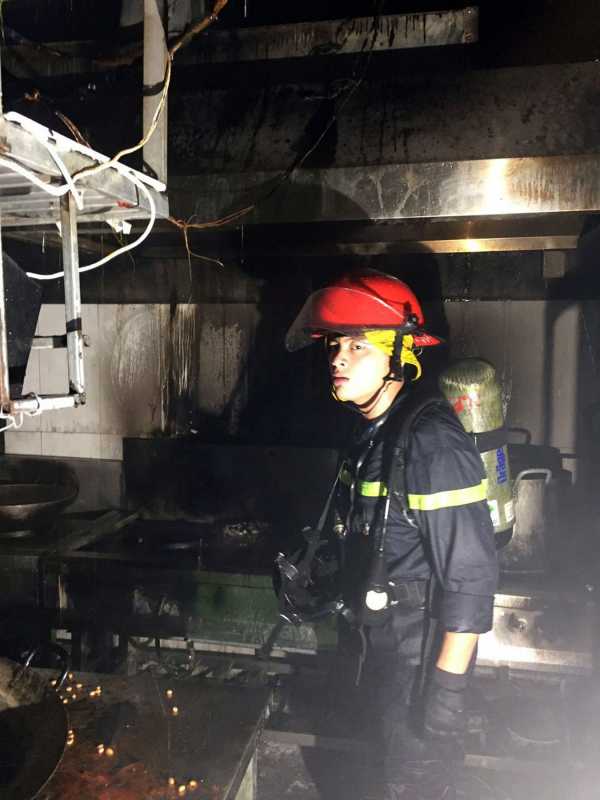 Cháy biệt thự ở Khu đô thị Pháp Vân, 1 chiến sĩ Cảnh sát PCCC bị thương - ảnh 18