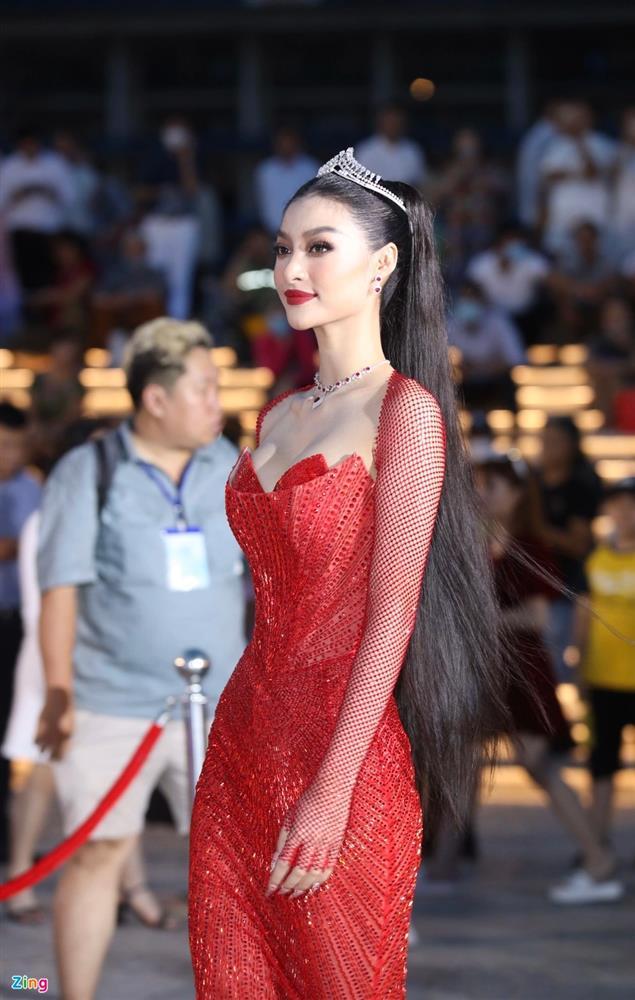 Á hậu Kiều Loan trang điểm già chát chúa ở Miss World Vietnam - ảnh 4
