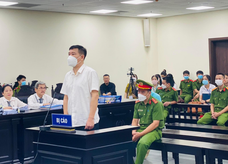 Xét xử vụ cựu Trưởng Công an quận Tây Hồ Phùng Anh Lê nhận hối lộ - ảnh 1