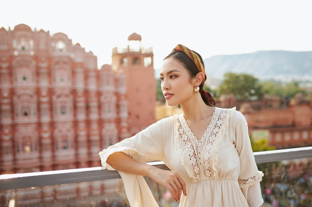 Á hậu Thủy Tiên gây ấn tượng bởi loạt váy áo thanh lịch, trang nhã tại Ấn Độ - ảnh 13