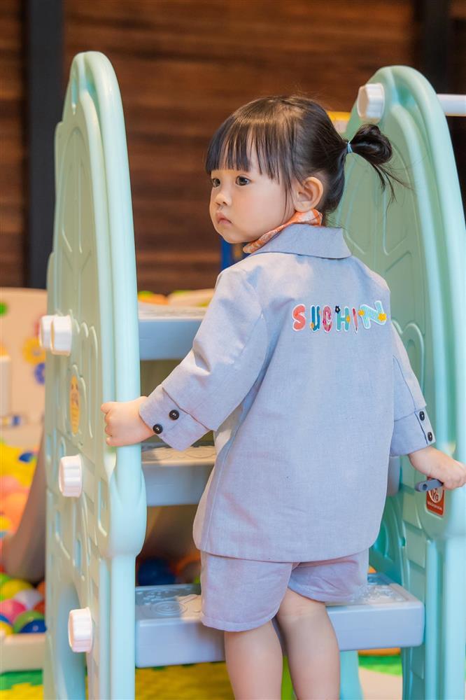 Ái nữ 2 tuổi không khác gì 'Đàm Thu Trang bản nhí' khi mặc vest - ảnh 6