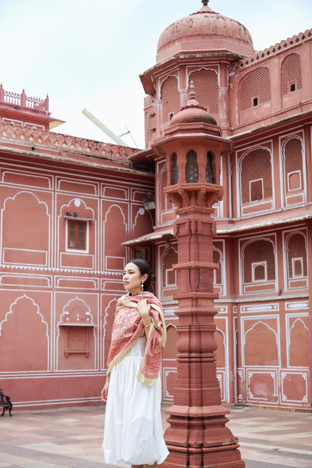 Á hậu Thủy Tiên gây ấn tượng bởi loạt váy áo thanh lịch, trang nhã tại Ấn Độ - ảnh 10