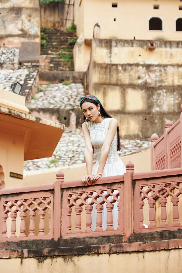 Á hậu Thủy Tiên gây ấn tượng bởi loạt váy áo thanh lịch, trang nhã tại Ấn Độ - ảnh 9