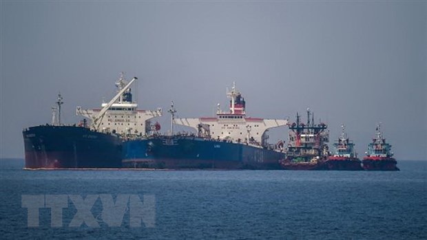 Tàu chở dầu Iran bắt đầu bơm lại lượng dầu bị Mỹ tịch thu ở Hy Lạp - ảnh 1