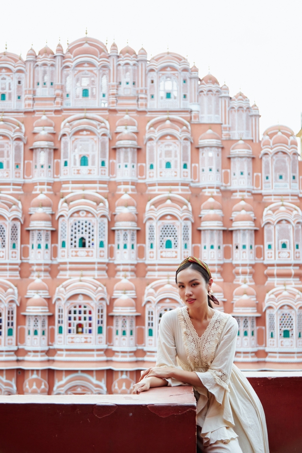 Á hậu Thủy Tiên gây ấn tượng bởi loạt váy áo thanh lịch, trang nhã tại Ấn Độ - ảnh 12