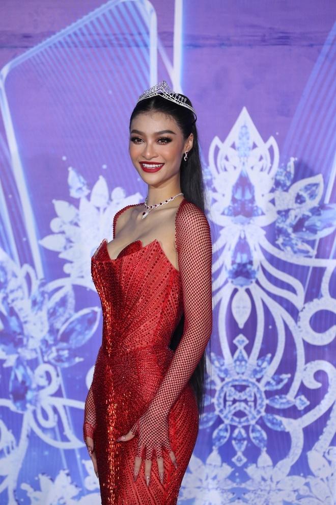 Á hậu Kiều Loan trang điểm già chát chúa ở Miss World Vietnam - ảnh 1