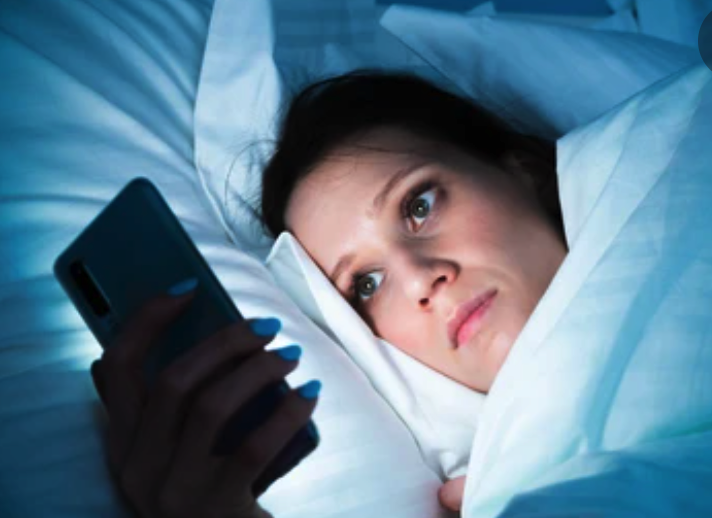Bác sĩ khuyến cáo cách sử dụng điện thoại trước khi ngủ - ảnh 1