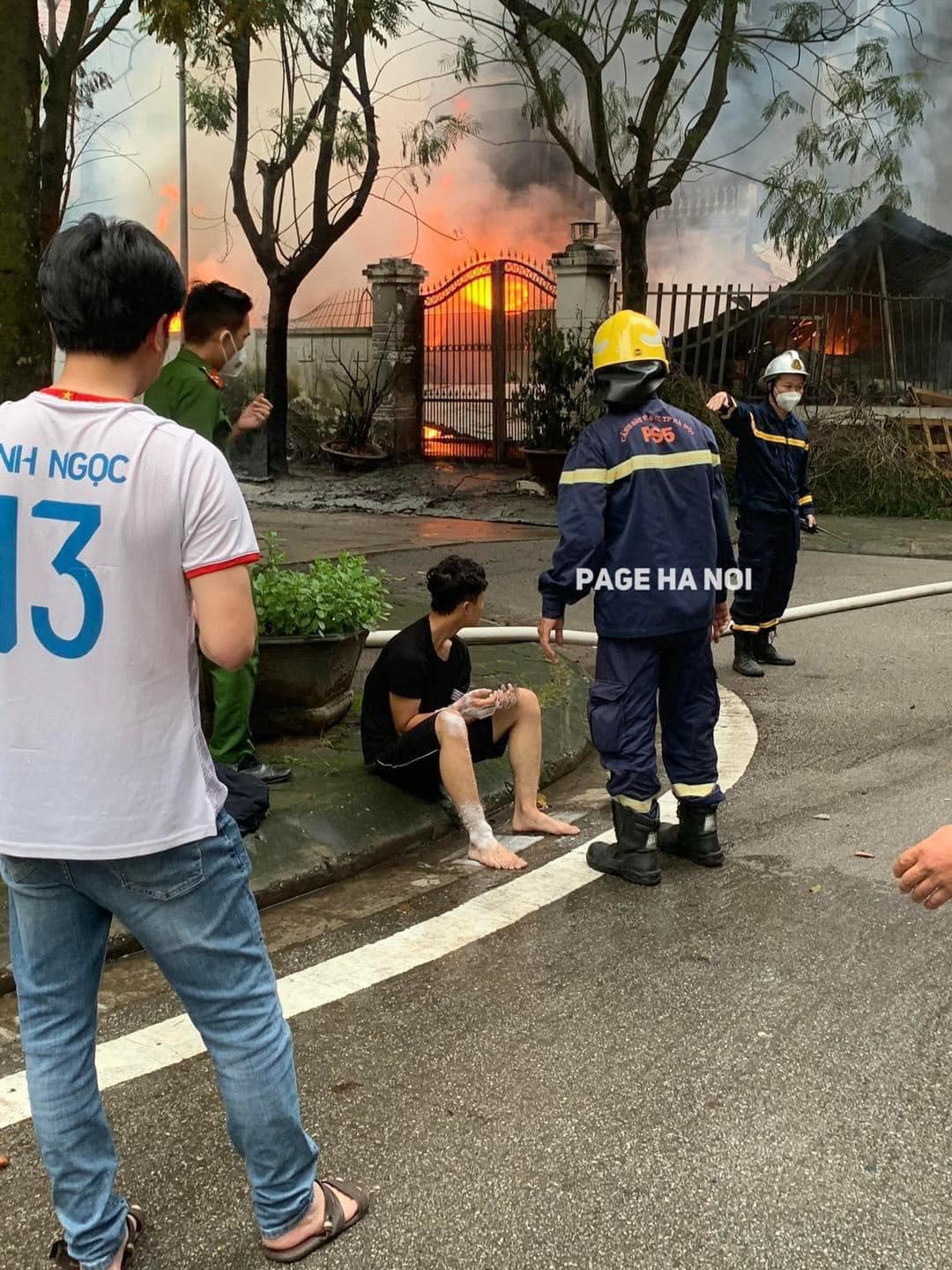 Cháy biệt thự ở Khu đô thị Pháp Vân, 1 chiến sĩ Cảnh sát PCCC bị thương - ảnh 5
