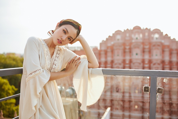 Á hậu Thủy Tiên gây ấn tượng bởi loạt váy áo thanh lịch, trang nhã tại Ấn Độ - ảnh 14