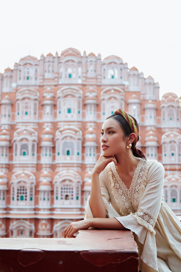 Á hậu Thủy Tiên gây ấn tượng bởi loạt váy áo thanh lịch, trang nhã tại Ấn Độ - ảnh 11