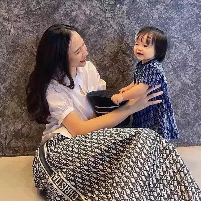 Ái nữ 2 tuổi không khác gì 'Đàm Thu Trang bản nhí' khi mặc vest - ảnh 14
