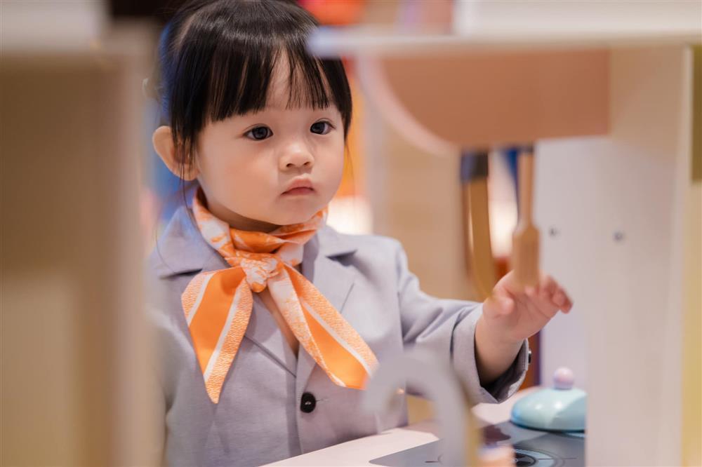 Ái nữ 2 tuổi không khác gì 'Đàm Thu Trang bản nhí' khi mặc vest - ảnh 3