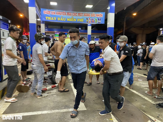 Ô tô “càn quét” cây xăng ở Hà Nội, nhiều người bị thương - ảnh 6
