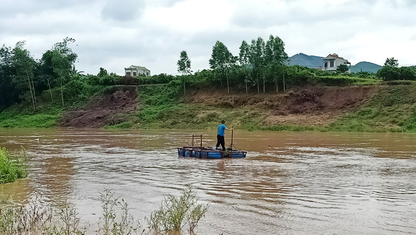 Phó chủ tịch xã lao mình ra sông cứu người giữa dòng nước lũ - ảnh 1