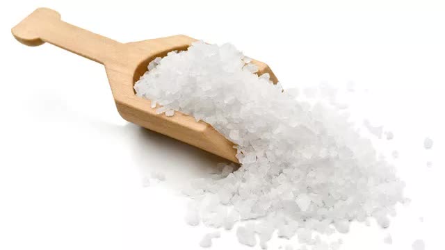 Thêm muối vào thức ăn có thể làm giảm hơn hai năm tuổi thọ - ảnh 1
