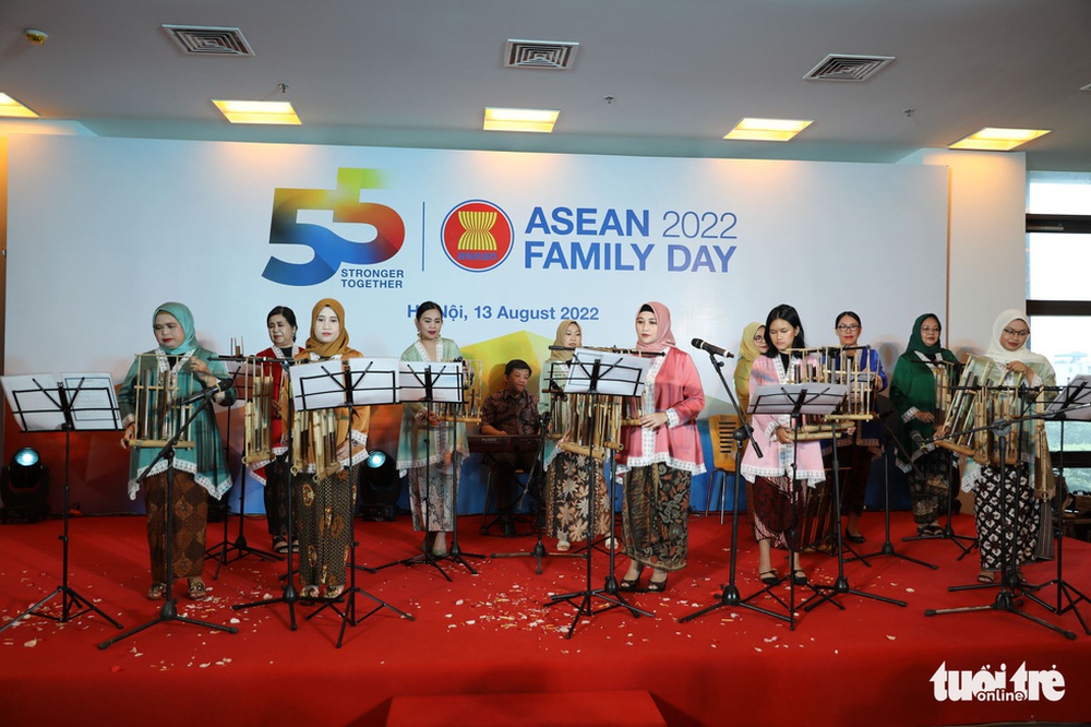 Đại sứ New Zealand ''hơi run'' trong lần đầu đạp xe vì Ngày gia đình ASEAN ở Hà Nội - ảnh 6
