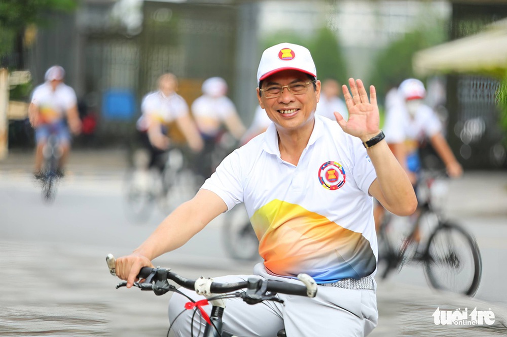 Đại sứ New Zealand ''hơi run'' trong lần đầu đạp xe vì Ngày gia đình ASEAN ở Hà Nội - ảnh 5