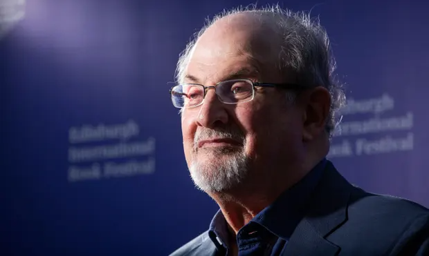 Tổng thống Mỹ lên án vụ tấn công nhà văn Salman Rushdie - ảnh 1