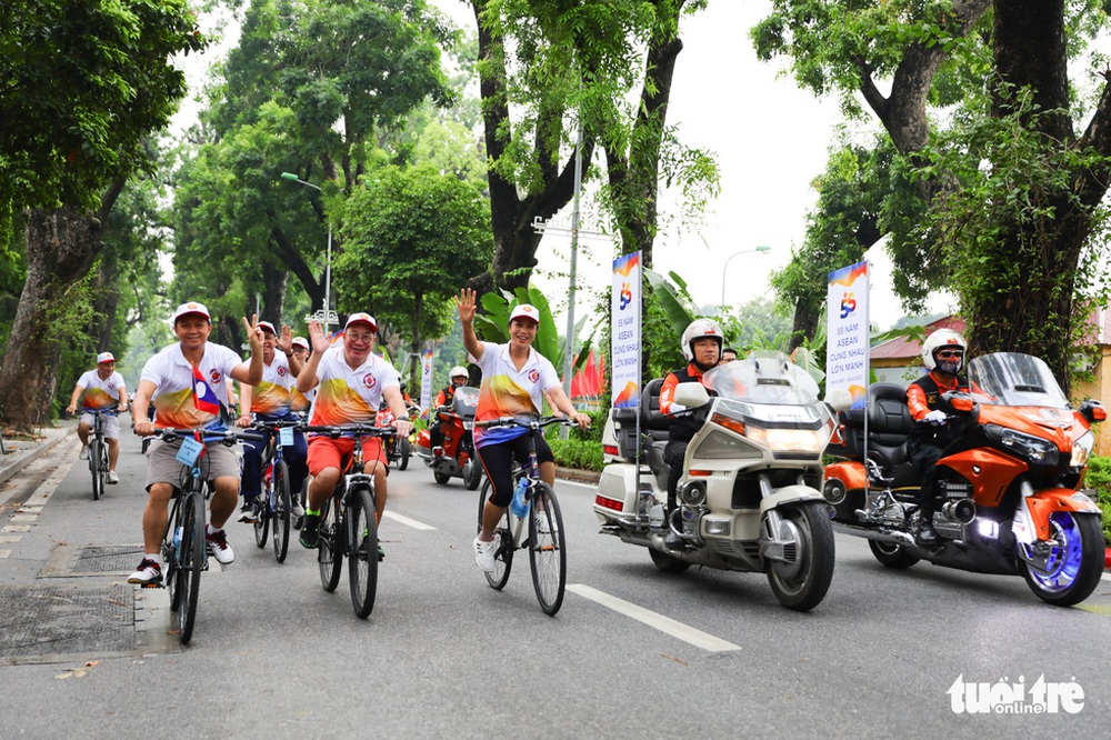 Đại sứ New Zealand ''hơi run'' trong lần đầu đạp xe vì Ngày gia đình ASEAN ở Hà Nội - ảnh 4