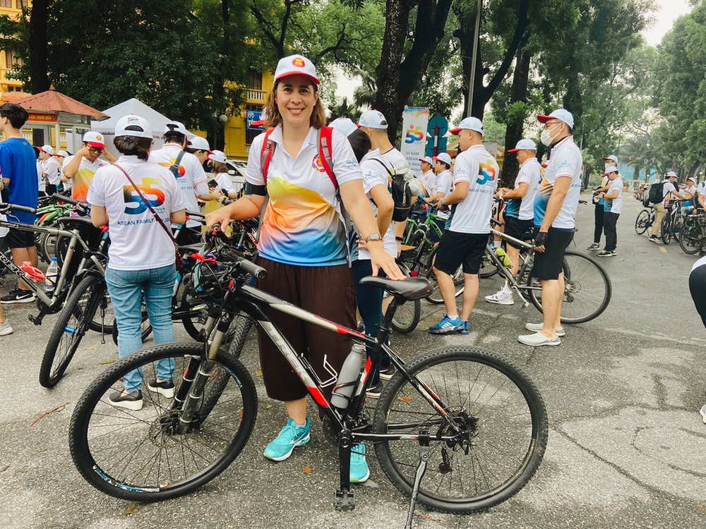 Đại sứ New Zealand ''hơi run'' trong lần đầu đạp xe vì Ngày gia đình ASEAN ở Hà Nội - ảnh 3