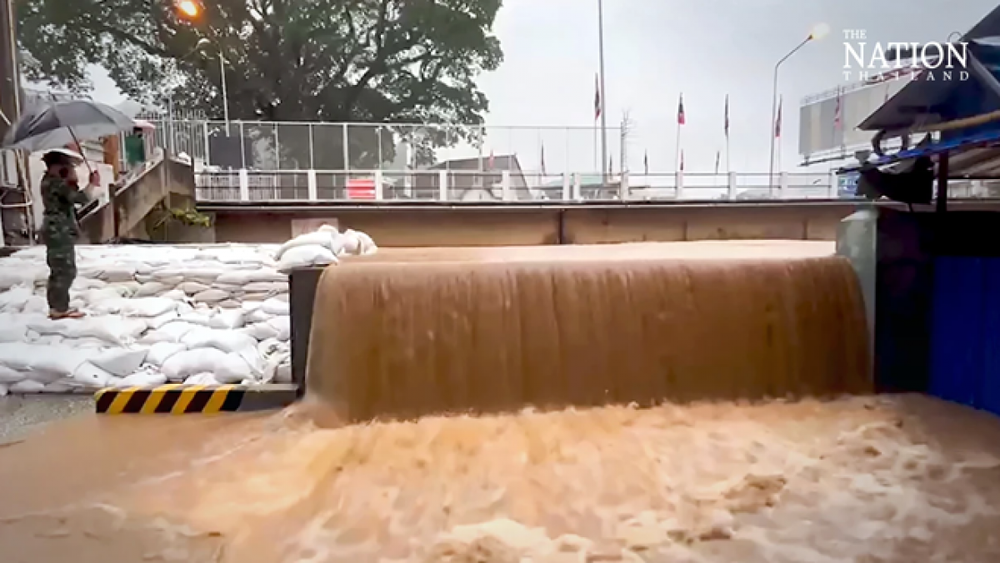Thị trấn biên giới Thái Lan - Myanmar ngập nặng do vỡ đê sông Sai - ảnh 2
