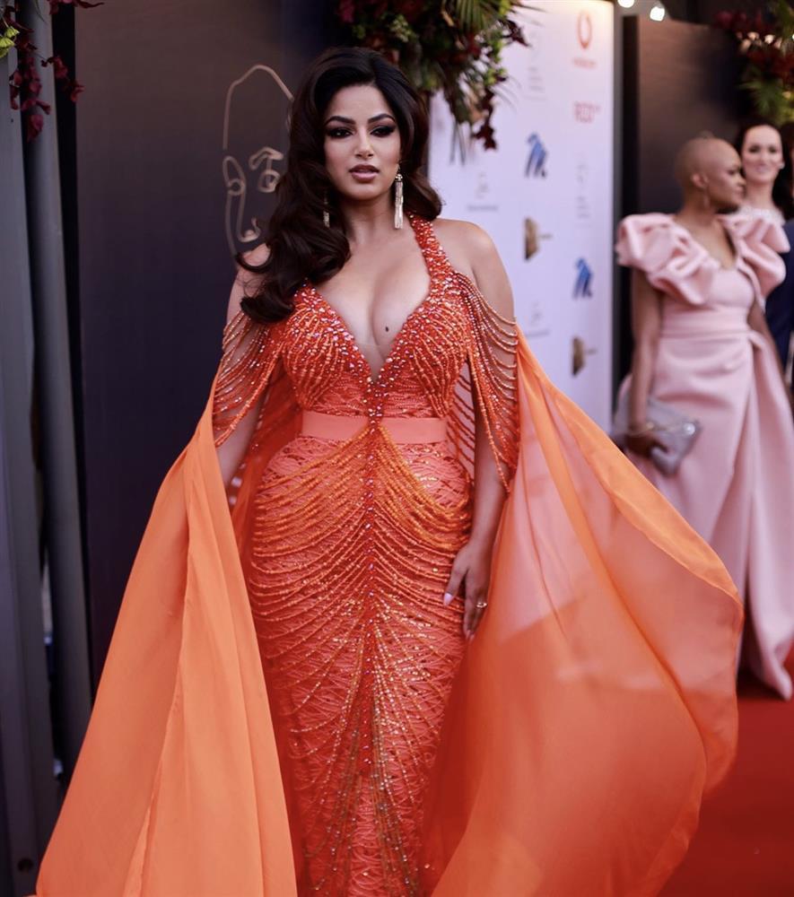 Miss Universe 2021 bị nghi bơm ngực vì vòng 1 khủng như bom - ảnh 1