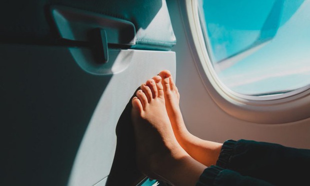 Vì sao bạn nên tránh đi chân trần trên máy bay? - ảnh 1