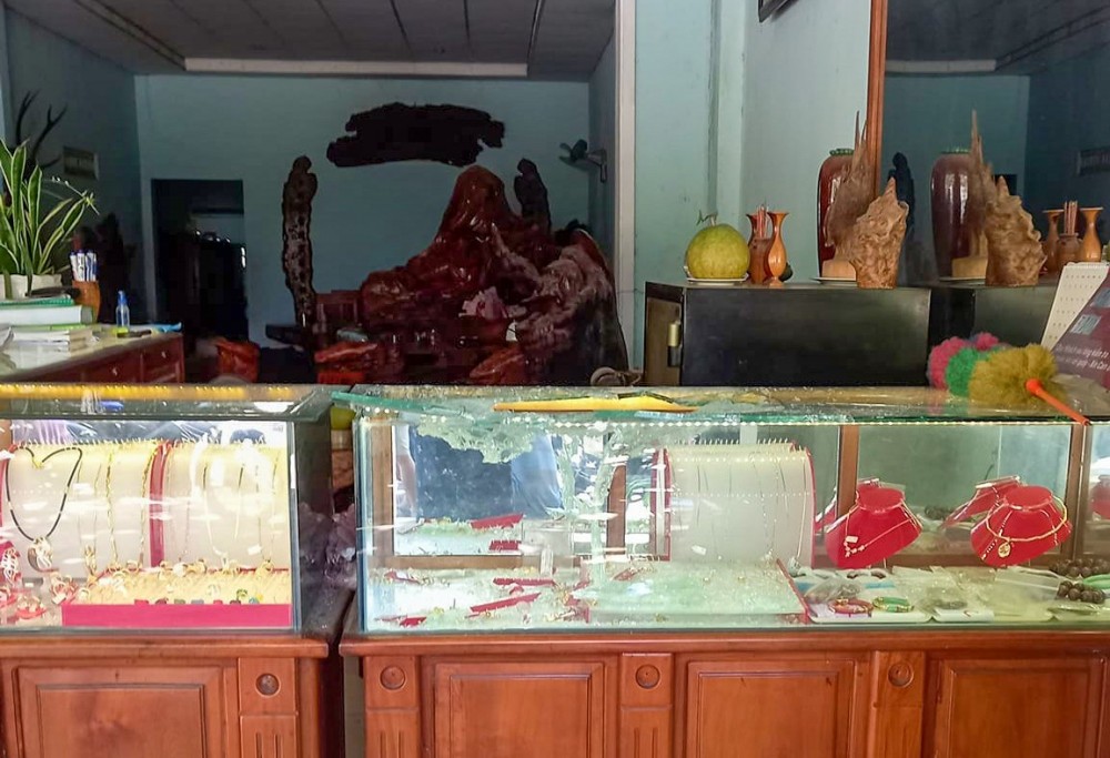 Đã bắt được nghi phạm dùng cuốc đập tủ kính cướp vàng ở huyện miền núi Nam Giang, Quảng Nam - ảnh 1