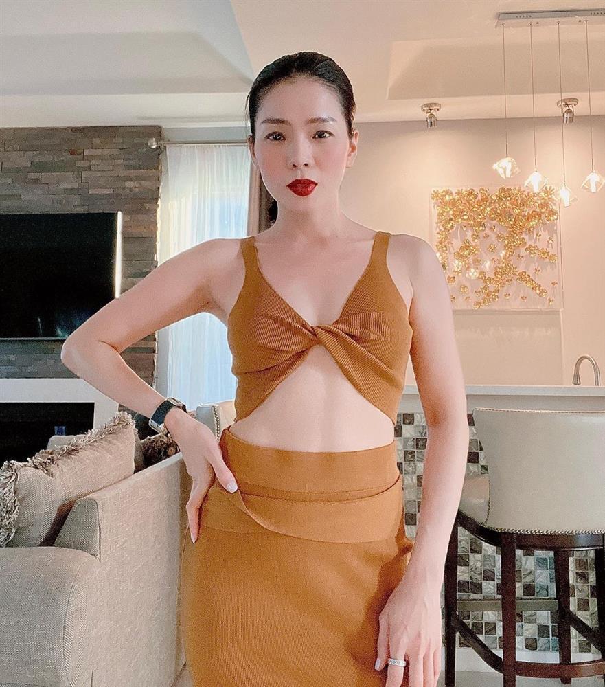 Quỳnh Nga - Hoa hậu Thùy Tiên cùng phô diễn vòng 1 'tràn bờ' - ảnh 1