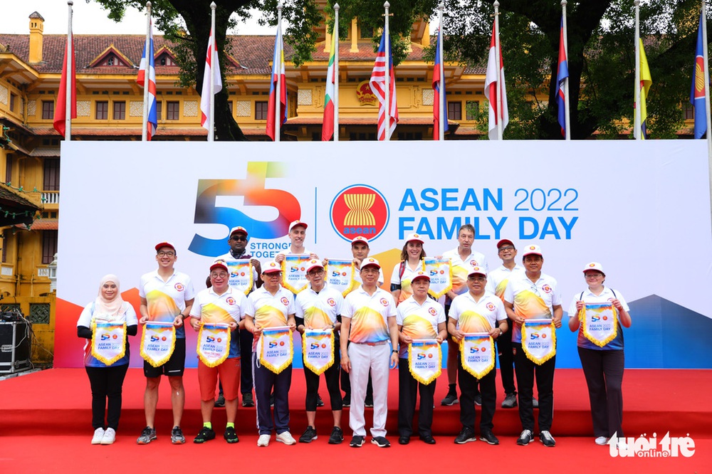 Đại sứ New Zealand ''hơi run'' trong lần đầu đạp xe vì Ngày gia đình ASEAN ở Hà Nội - ảnh 1