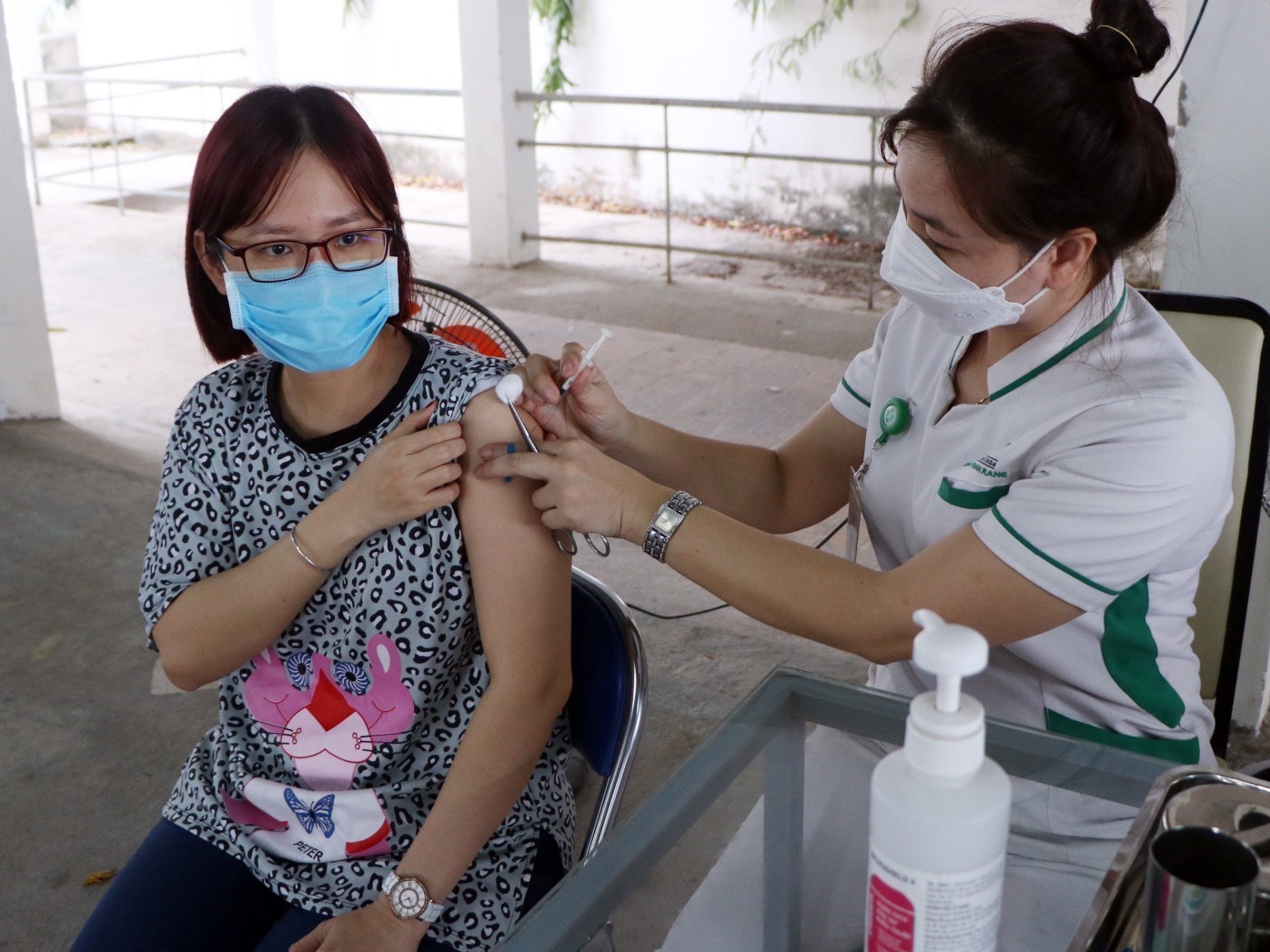 Dịch Covid-19 ngày 12/8: Đẩy nhanh tốc độ tiêm vaccine khi biến thể BA.4 và BA.5 bắt đầu chiếm ưu thế ở phía Nam - ảnh 1