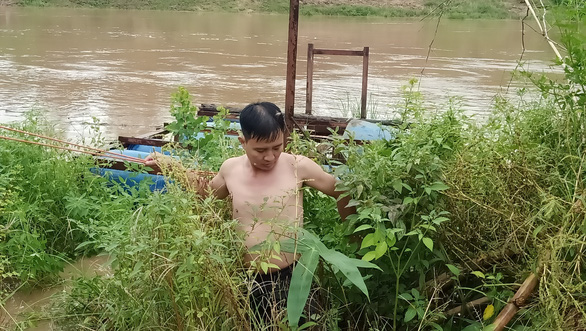 Phó chủ tịch xã lao mình ra sông cứu người giữa dòng nước lũ - ảnh 2