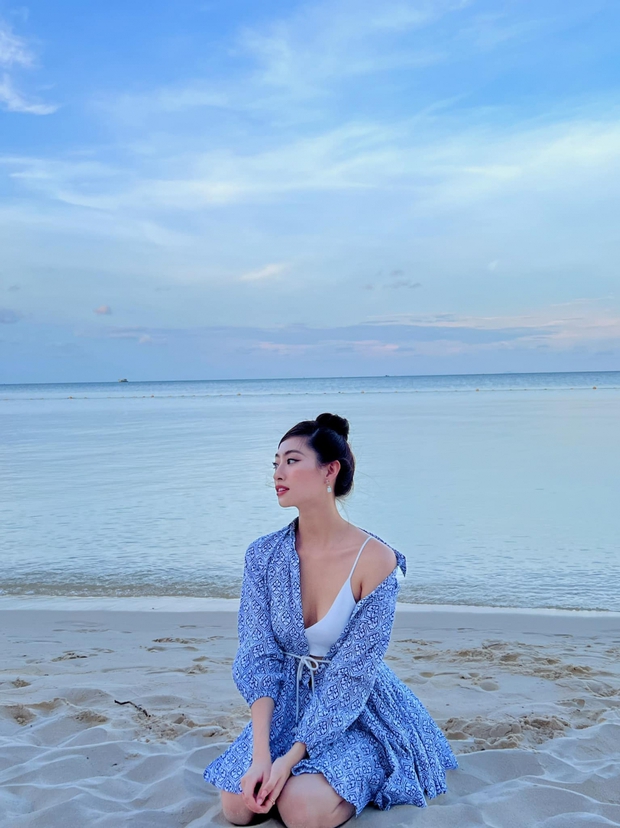 Hoa hậu Lương Thùy Linh khoe sắc vóc quyến rũ trên bãi biển - ảnh 4