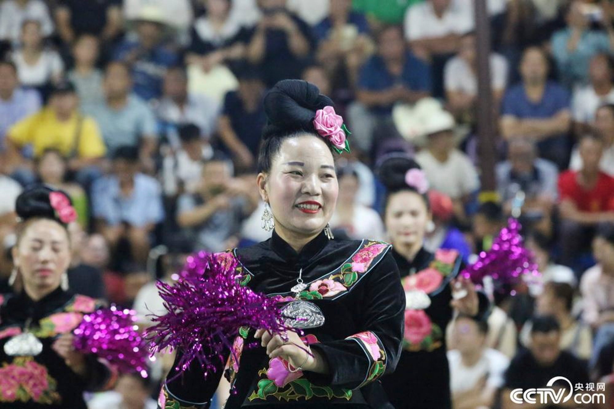 Giải ‘NBA làng’ ở Trung Quốc thu hút hàng vạn khán giả, giải thưởng là bò, dê, lợn - ảnh 1
