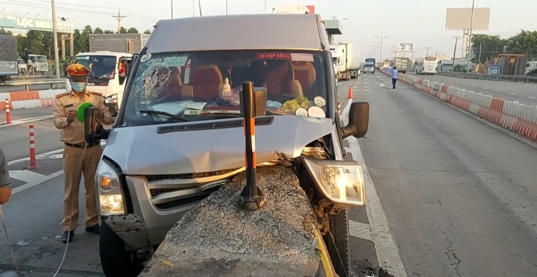 Xe khách tông ghim đầu vào ụ bê tông trên cao tốc TP.HCM – Trung Lương - ảnh 1