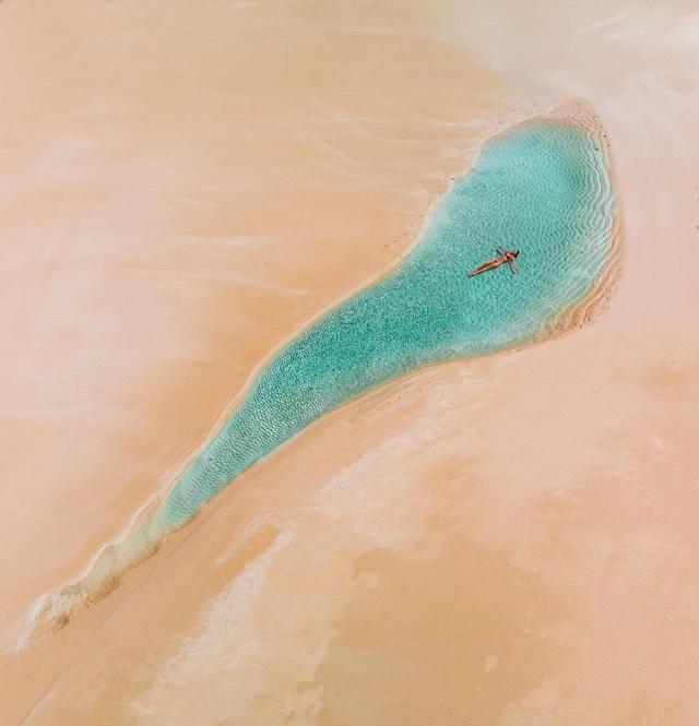 Vùng biển “kỳ cục” nhất thế giới, chỉ 1 người tắm một lần mà khách vẫn xếp hàng tấp nập - ảnh 1