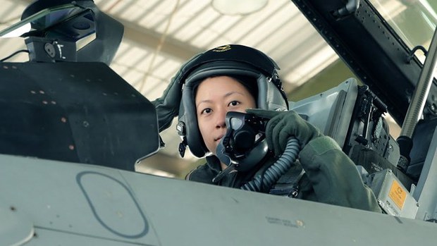Nữ chỉ huy đội bay chiến đấu đầu tiên của Singapore: Phái đẹp cũng làm chủ được bầu trời như nam giới - ảnh 2