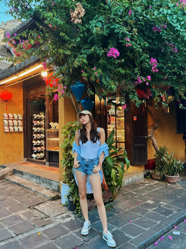 Hoa hậu Lương Thùy Linh khoe sắc vóc quyến rũ trên bãi biển - ảnh 6