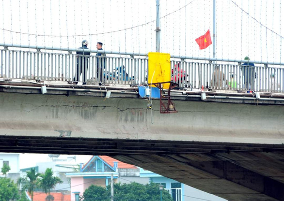 Sà lan chở xi măng tông nứt dầm cầu Thái Bình - ảnh 3