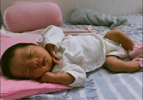 Á hậu Trương Mỹ Nhân hiếm hoi khoe ảnh con gái lúc sơ sinh, tiết lộ ái nữ sinh non nên cô lo lắng đến mức bảo thủ - ảnh 8