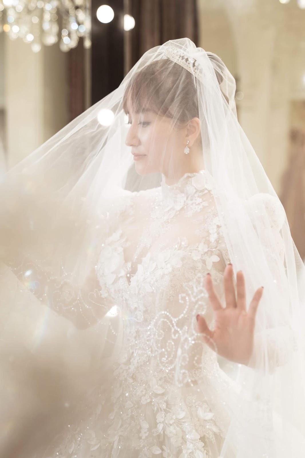 Khánh Thi diện váy cưới 20kg trong hôn lễ với Phan Hiển, lộ diện một khách mời đặc biệt - ảnh 4