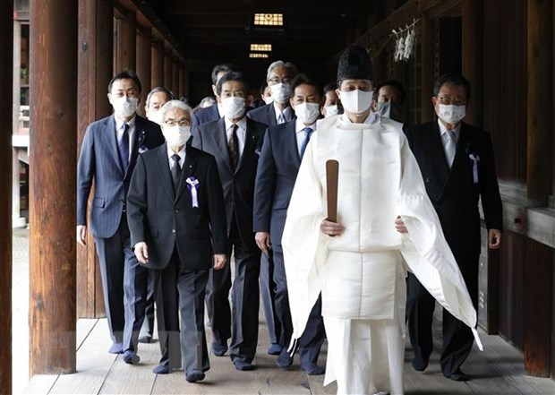 Hai Bộ trưởng Nhật Bản viếng đền Yasukuni, Thủ tướng Kishida gửi đồ lễ - ảnh 1